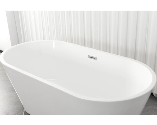 Freistehende Badewanne aus Sanitäracryl im Badezimmer