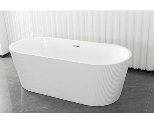 Freistehende Badewanne mit gerippter Außenseite im Badezimmer