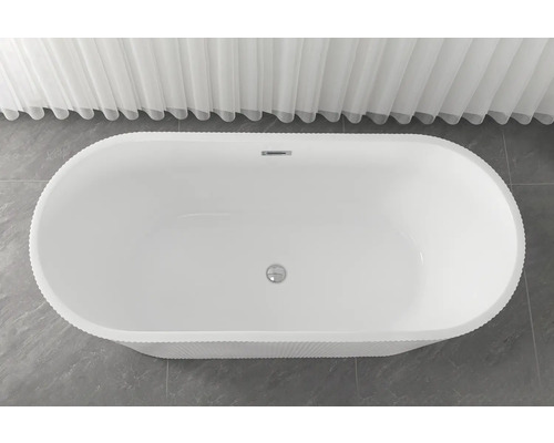 Freistehende Badewanne im Badezimmer mit weißen Vorhängen