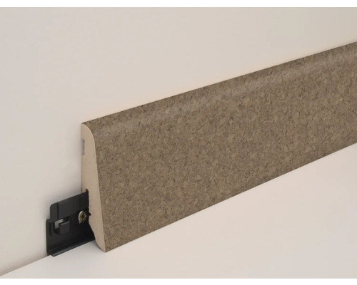 Sockelleiste mit Clipbefestigung an einer Wand.