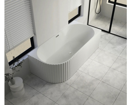 Freistehende Badewanne in einem hellen Badezimmer mit Fenster und Dusche