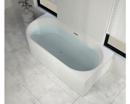 Freistehende Badewanne mit gerillter Oberfläche, gefüllt mit Wasser, im Badezimmer