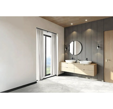 Badezimmer mit Waschtisch, Spiegel und Fenster mit Vorhang