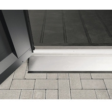 Detailansicht einer Aluminium-Türschwelle auf Pflastersteinen