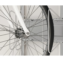 Fahrrad mit Reifen in Fahrradaufbewahrung