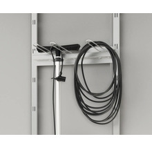 Aufbewahrungssystem mit Staubsauger und Schlauch an einer Regalschiene