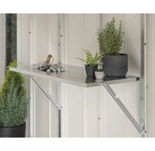 Wandregal mit Gartenwerkzeug und Pflanzen in Töpfen