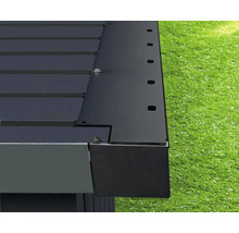 Detailansicht einer Terrassenüberdachung mit Metallrahmen und Holzpaneelen