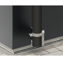 Detailaufnahme einer Regenrinne mit Rohrschelle an einem Gebäude.