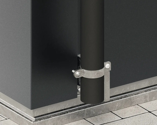 Schlauchset Hörmann EcoStar Euroline 180 cm schwarz Detailaufnahme einer Regenrinne mit Rohrschelle an einem Gebäude.