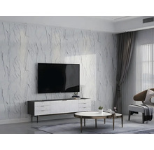 Wohnzimmer mit Fernseher, Lowboard, Couchtisch und gemusterter Tapete