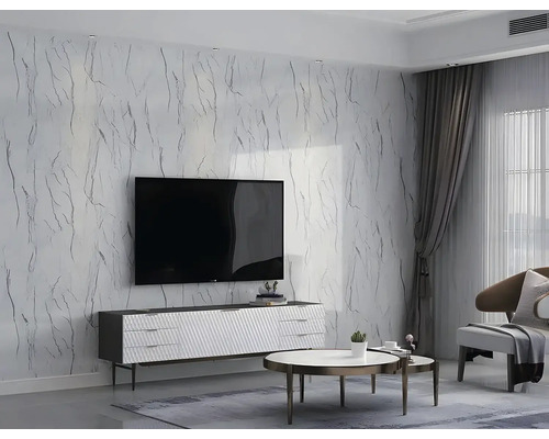 Wohnzimmer mit Fernseher, Lowboard, Couchtisch und gemusterter Tapete