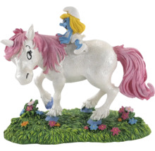 Schlumpfine reitet auf Einhornfigur auf Rasen