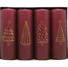 Vier Stumpenkerzen in Lila mit goldenen Weihnachtsmotiven