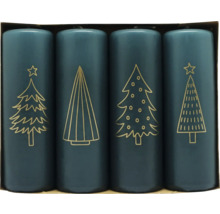 Vier blaue Stumpenkerzen mit goldenen Weihnachtsbaum Motiven in einer Verpackung.