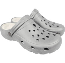 Paar graue Clogs aus Kunststoff mit Innenfutter