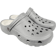 Paar graue Clogs mit Innenfutter