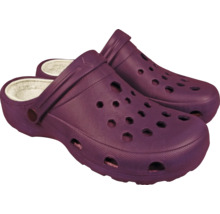 Paar violette Clogs mit Futter
