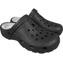 Clogs mit Futter und Löchern