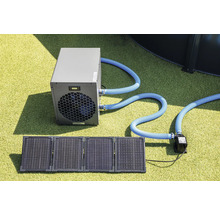 Poolheizung mit Wärmepumpe, Solarmodulen und Schlauchverbindungen auf Rasen