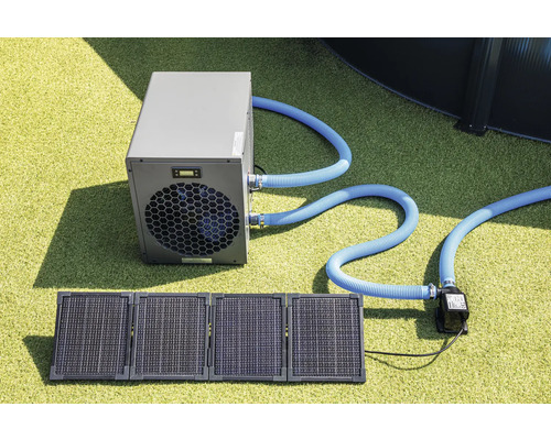Poolheizung mit Wärmepumpe, Solarmodulen und Schlauchverbindungen auf Rasen