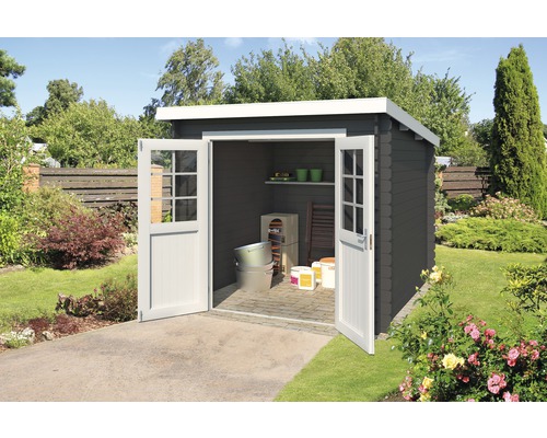 Gartenhaus mit geöffneten Doppeltüren im Garten