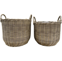 Zwei geflochtene Körbe mit Griffen