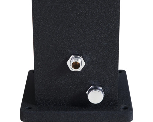 Detailansicht eines schwarzen Duschsockels mit Wasseranschluss und Regler