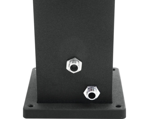 Detailansicht eines schwarzen Gehäuses mit zwei Anschlüssen