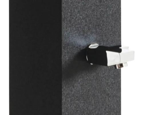 Detailansicht eines Chrom-Heizkörperthermostats an einem Heizkörper