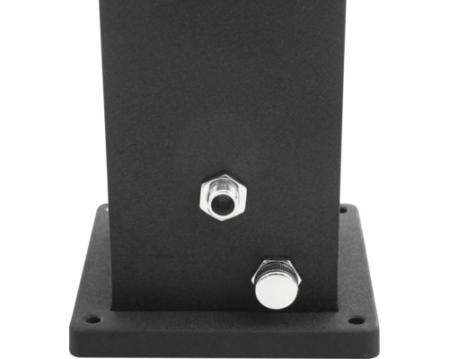 Detailansicht einer schwarzen Standleuchte mit Anschlüssen