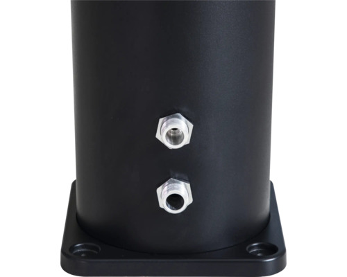 Detailaufnahme einer Gartendusche mit Wasseranschluss