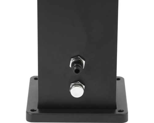 Detailansicht einer schwarzen Duschsäule mit Anschluss und Regler