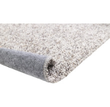 Detailansicht eines hellen Teppichs mit aufgerollter Ecke