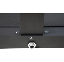 Detailansicht einer schwarzen Konstruktion mit den Markierungen A, B und C sowie einem Anschlussstück.