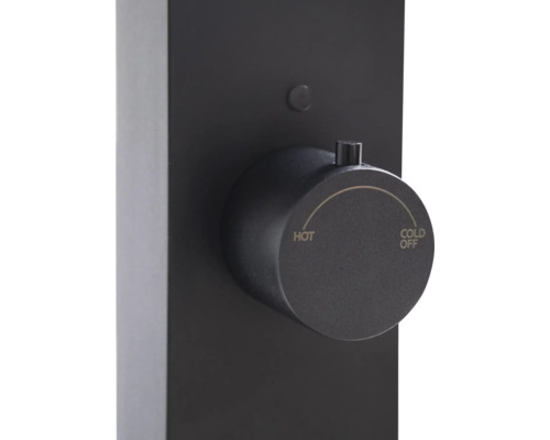 Nahaufnahme eines schwarzen Temperaturreglers für Badezimmerarmaturen mit Markierungen für heiß und kalt