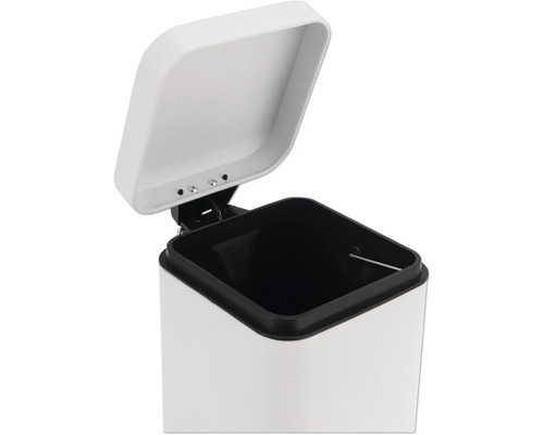 Offener, weißer Tretabfalleimer mit schwarzem Inneneimer.