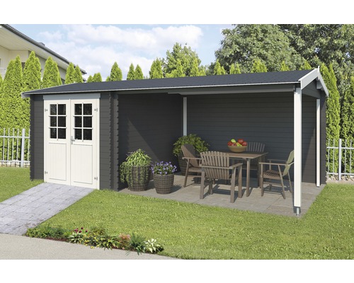 Gartenhaus mit überdachter Terrasse und Gartenmöbeln auf Rasenfläche.