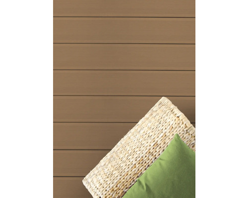 Terrassendielen mit einem Kissen aus Naturfasern und einem grünen Kissen