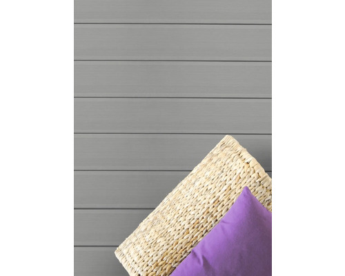 Terrassendiele mit Flechtkorb und Kissen