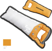 Zwei Hundespielzeuge in Form einer Handsäge und eines Knochens