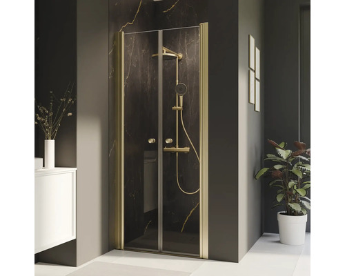 Begehbare Dusche mit goldfarbenem Rahmen in einem Badezimmer.