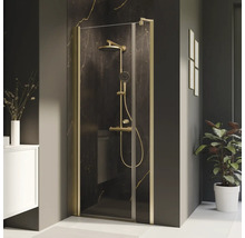 Duschkabine mit goldener Armatur in einem modernen Badezimmer