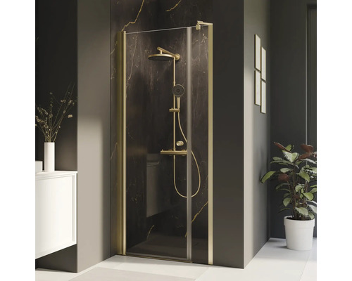 Duschkabine mit goldener Armatur in einem modernen Badezimmer