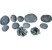 Dekosteine aus schwarzem Lavagestein, verschiedene Größen und Formen, in Netzen verpackt
