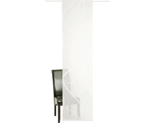 Gardine mit Muster und Stuhl