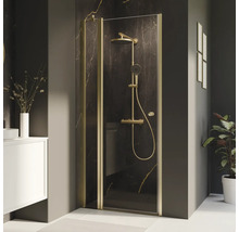 Dusche mit goldenem Rahmen und Duscharmatur in einem Badezimmer mit dunklem Marmor