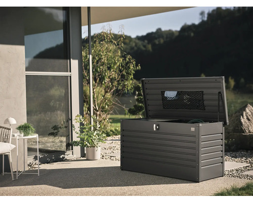 Geöffnete Gartenbox zur Aufbewahrung von Gartengeräten im Außenbereich