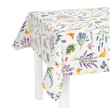 Tischdecke mit Lavendel- und Schmetterlingsmuster auf einem Tisch