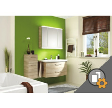 Helles Badezimmer mit Waschtisch, Spiegelschrank und Ablageregal